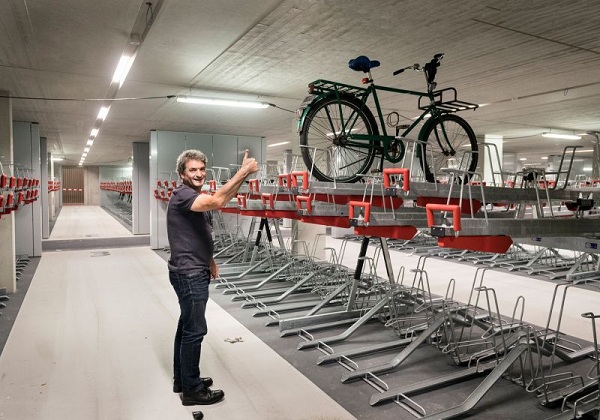 Podzemné parkovisko pre bicykle Stationsplein Bicycle Parking sa môže pochváliť parkovacím priestorom pre tisícky bicyklov a po jeho dokončení sa stane najväčším parkoviskom na svete pre bicykle.