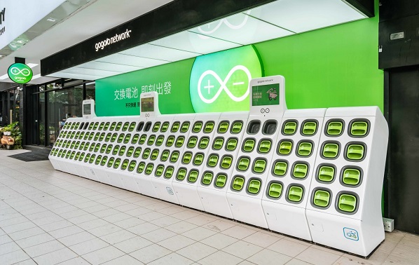 Spoločnosť Gogoro nainštalovala v Taiwane viac ako 1 400 staníc GoStations, kde si používateľ môže jednoducho za pár sekúnd vymeniť vybitú batériu za plne nabitú.