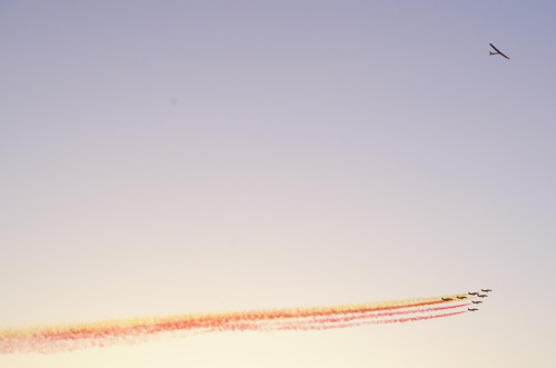 Španielska letka doprevádzala lietadlo Solar Impulse 2 pri pristávaní dymovými efektami na oblohe