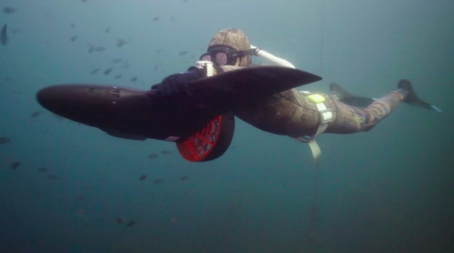 Podvodný skúter AquaJet H2 pridá potápačom krídla