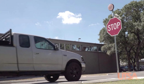 Nová technológia by mohla zvýšiť bezpečnosť na cestách prostredníctvom blikajúcich svetiel na značke Stop, ktoré reagujú na približujúce sa vozidlá.