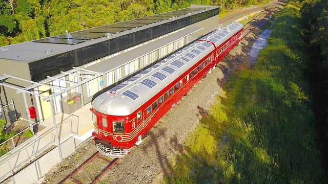 Strechy vlaku boli vybavené na mieru zakrivenými solárnymi panelmi pre nabíjanie batérií, ktoré tiež čerpajú dodatočnú energiu z regeneračného brzdového systému, ktorý pridáva okolo 25 percent energie, ktorú vlak potrebuje na zrýchlenie.