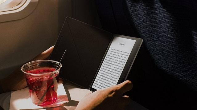 Elekotronická čítačka kníh Amazon Kindle Oasis pre rok 2017 má 7 palcový displej s hustotou 300 pixlov na jeden palec.