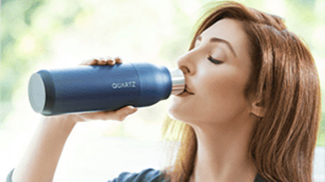 Fľaša Quartz dokáže dezinfikovať vodu od škodlivých baktérií.