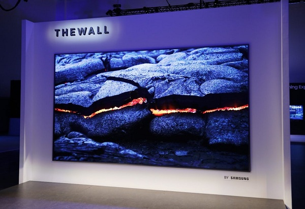 Spoločnosť Samsung predstavila nový 146 palcový televízor The Wall s obrazovou technológiou MicroLED.