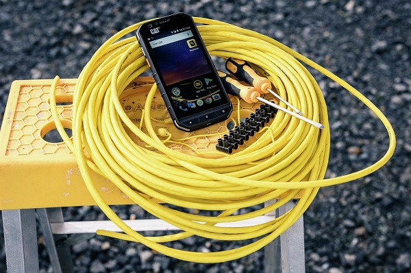 Odoln&yacute; smartf&oacute;n CAT S31.