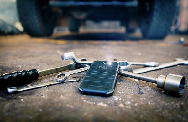 Odoln&yacute; smartf&oacute;n CAT S31.