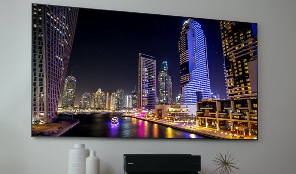 Laserový televízor Hisense 100 4K UHD Smart Laser TV má uhlopriečku 100 palcov.
