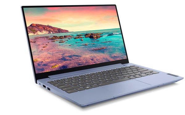 Vyjadrite jedinečnosť svojej osobnosti pomocou jedného z troch nových 13-palcových notebookov IdeaPad S340 vyrábaných v troch farebných odtieňoch (na obr. farba tekutá modrá).