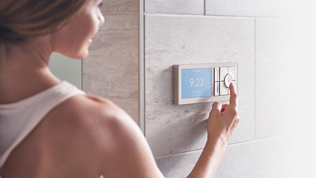 Inteligentná sprcha Moen U prináša až tri spôsoby ako si nastaviť teplotu vody a jej prietok cez sprchovú ružicu.