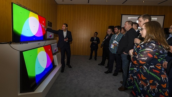 Nové QLED televízory dokážu podať živé farby za akýchkoľvek svetelných podmienok