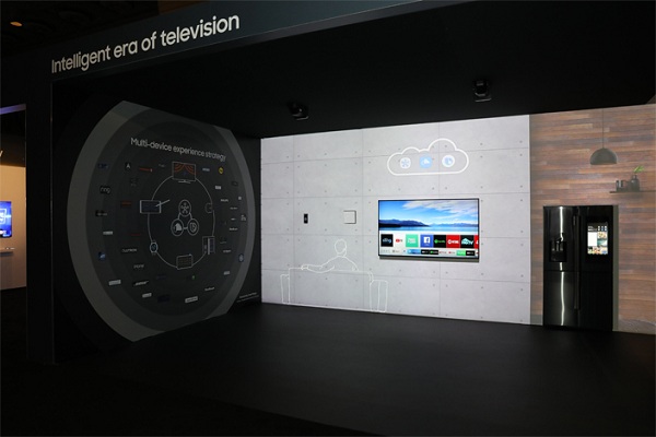 Z ukážok bolo zrejmé, že k ovládaniu a sledovaniu zábavy na televízoroch Samsung je možné vďaka zavedeniu virtuálneho asistenta Bixby používať aj ľudský hlas.