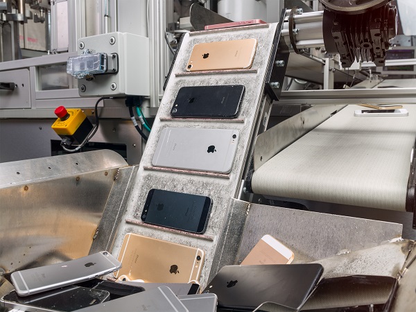 Recyklačný robotický systém Daisy dokáže rozoberať deväť verzií smartfónov iPhone pri rýchlosti až 200 telefónov za hodinu.