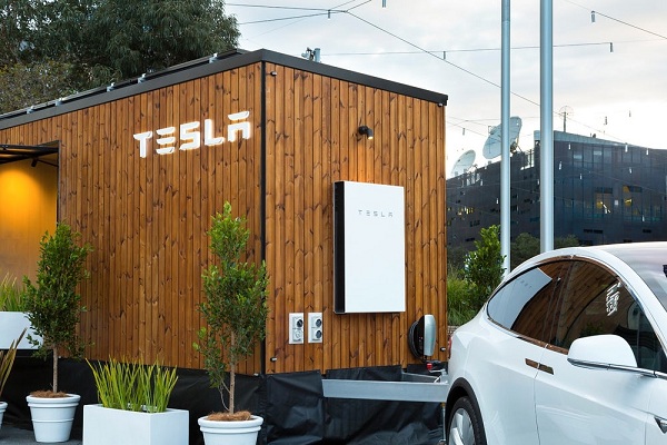 Spoločnosť Tesla prostredníctvom Tiny House vyvíja snahu rozširovať povedomie o svojich produktoch, ktoré sú určené pre výrobu, skladovanie a používanie vlastnej elektrickej energie.