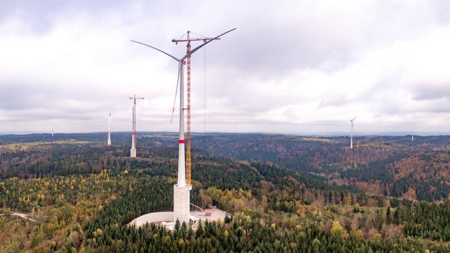 Trojlistová turbína má výšku stožiara 178 metrov, s celkovou výškou od zeme až po špičku listu turbíny až 264,5 metra.
