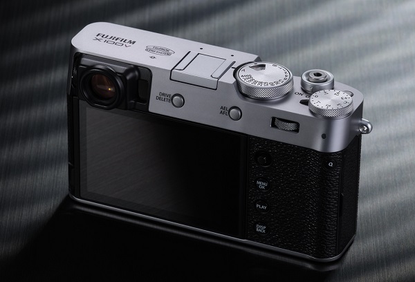 Prémiový kompaktný fotoaparát Fujifilm X100V.