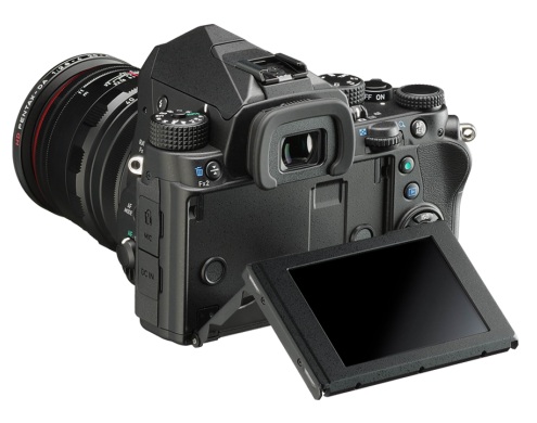 Fotoaparát Ricoh Pentax KP má kompaktné telo, ktoré je odolné voči prachu a poradí si aj s nízkymi teplotami