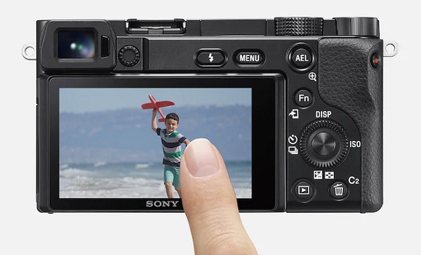 Bezzrkadlový APS-C fotoaparát Sony Alpha 6100 (α6100).
