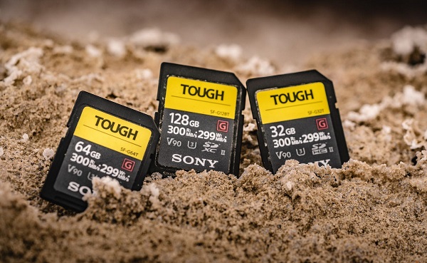 Vďaka monolitickej jednodielnej konštrukcii sú nové SD karty Sony TOUGH kompletne zapečatené.