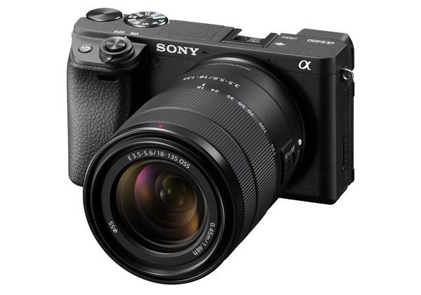 Bezzrkadlový APS-C fotoaparát Sony a6400.