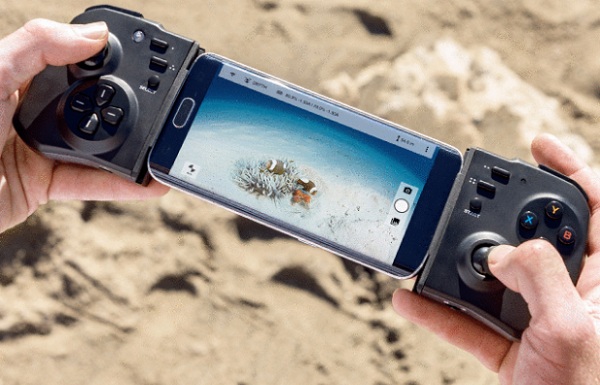 Diaľkový ovládač pre vodný dron Gladius má priestor pre vloženie smartfónu používateľa