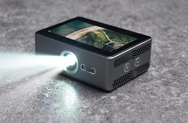 Vreckový projektor Sweam je vybavený 4,1 palcovým dotykovým displejom s hustotou 358 pixlov na palec.