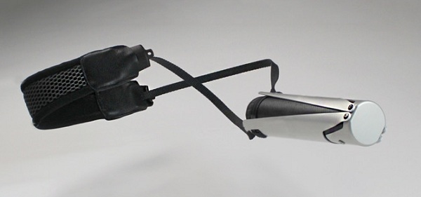 Prenosná stolička Sitpack ZEN-X má v zloženom stave podobu skladného malého valca s rozmermi 22 x 4,5 centimetra s integrovaným popruhom na nosenie v batohu alebo cez rameno.