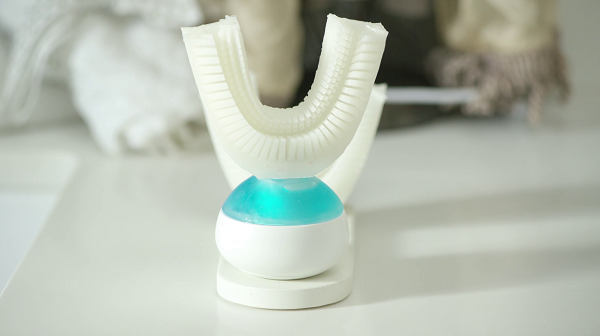 Elektrická zubná kefka Amabrush dokáže vyčistiť všetky zuby už za 10 sekúnd.