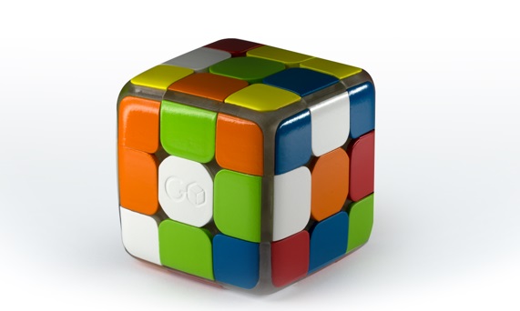 Rubikova kocka GoCube je vybavená množstvom senzorov, ktoré dokážu presne určiť, na ktorej pozícii sa nachádza každý kus, spolu s inerciálnou meracou jednotkou, ktorá monitoruje orientáciu kocky.