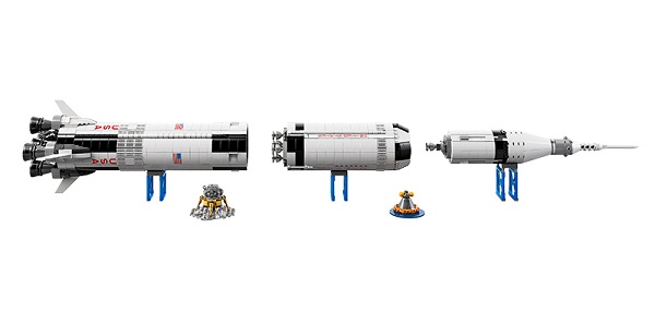 Replika rakety Lego Apollo Saturn V po zoskladaní meria 1 meter