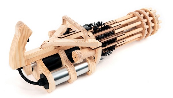 Motorizovaný drevený rotačný guľomet na gumičky Rubber Band Minigun.
