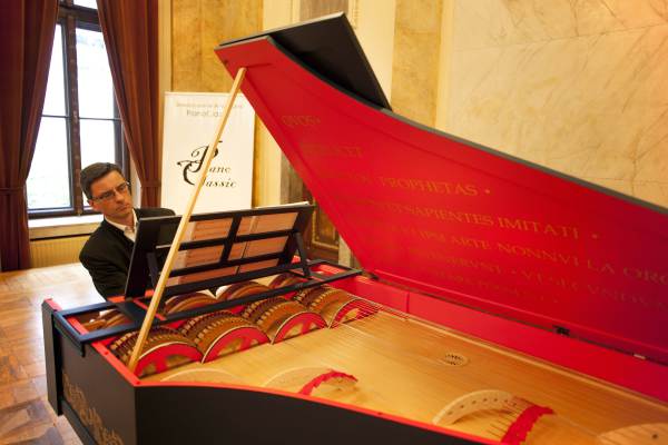 Poľský pianista hrá na da Vinciho hudobnom nástroji