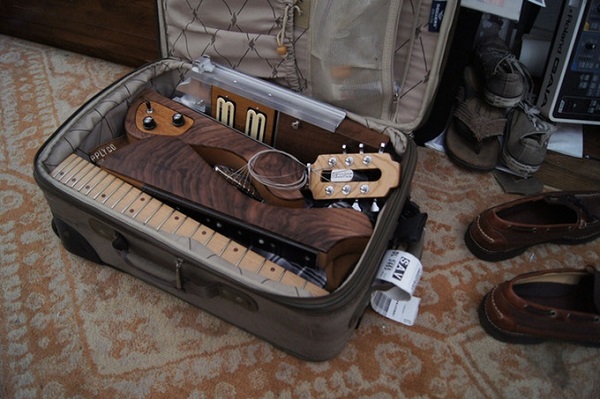 Pred samotnou cestou sa dá gitara rozložiť tak, aby sa zmestila do malého kufra alebo batoha s predpísanými rozmermi pre leteckú prepravu v rámci príručnej batožiny.
