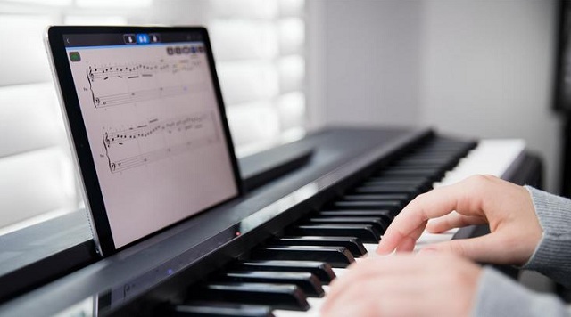 Aplikácia The One pre svetelný pás One Piano Hi-Lite obsahuje rôzne hudobné noty, video lekcie a zábavné hry aj pre detských hudobníkov.