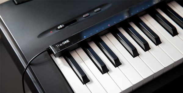 Svetelný pás One Piano Hi-Lite naviguje používateľa prostredníctvom osvietenia danej klávesy klavíru LED diódou. 