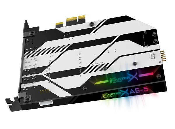 Sound BlasterX AE-5 s RGB svetlami žiariacimi navonok.