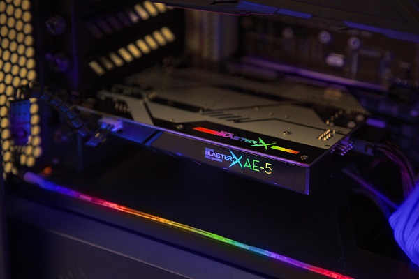 Sound BlasterX AE-5 s integrovaným RGB ovládačom napájúcim LED pásiky.