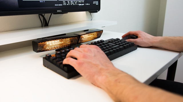 Ohrievač Envavo Heatbuff sa dá nastaviť do uhlov tak, aby ohrieval obe ruky používateľa na klávesnici