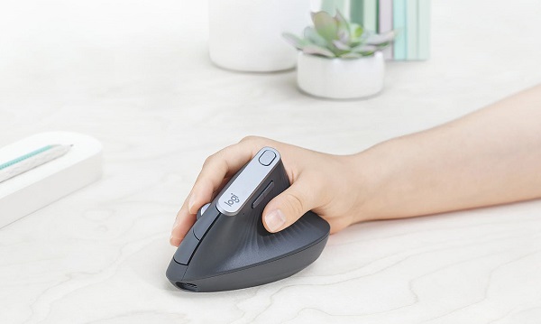 Počítačová myš Logitech MX Vertical je navrhnutá tak, aby sa držala v prirodzenejšej polohe ruky, čím sa údajne znižuje svalové napätie.