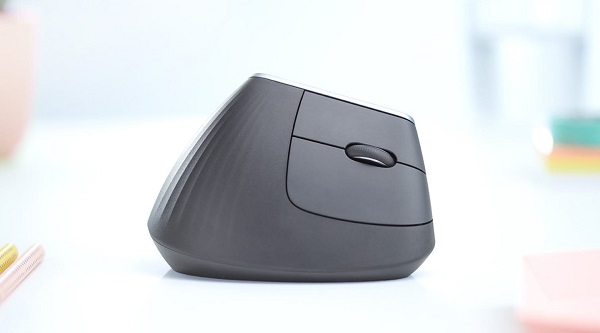 Vertikálna myš Logitech MX Vertical svojim ergonomickým tvarom povzbudzuje používateľa k posúvaniu celej ruky, čo znižuje tlak na zápästie.