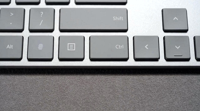 Spoločnosť Microsoft predstavila novú klávesnicu Modern Keyboard with Fingerprint ID so zabudovaným snímačom odtlačkov prstov.
