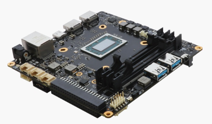 Mini počítač je postavený na architektúre AMD Ryzen Embedded V1000 SoC so štvorjadrovým procesorom Zen a integrovaným grafickým čipom AMD Vega.