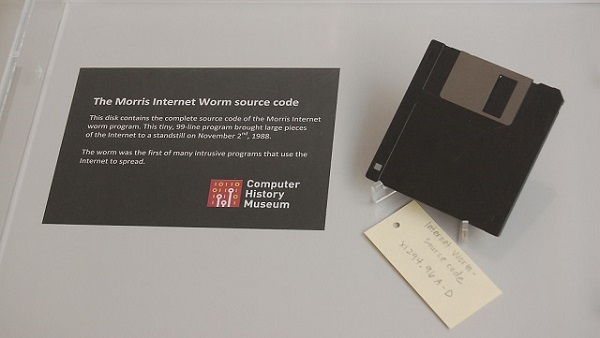 Disketa so zdrojovým kódom Morrisovho červa v počítačom múzeu. Zdroj: Intel Free Press