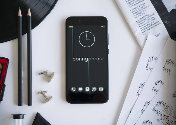 Minimalistický smartfón BoringPhone.