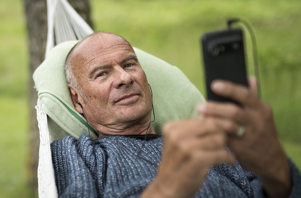  Vďaka unikátnemu dizajnu šitému na mieru pre staršie generácie budú môcť aj seniori využívať najnovšie technológie vrátane dotykového smartfónu a viac komunikovať so svojimi blízkymi.