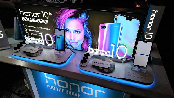 Smartf&oacute;n Honor 10 v sebe sp&aacute;ja eleganciu a umel&uacute; inteligenciu.
