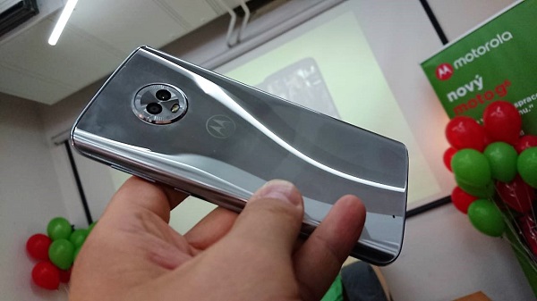 Smartfón Motorola Moto G6 Plus.