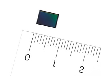 Snímač Sony IMX586 meria diagonálne len 8 milimetrov, takže by sa mal zmestiť aj do tých najkompaktnejších budúcich smartfónov.