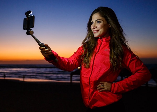Selfie tyč Pictar Smart-Light Selfie Stick.