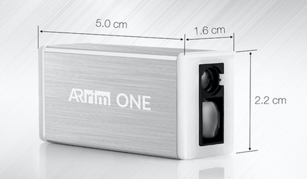Zariadenie ARrim ONE využíva zadnú kameru smartfónu pre snímanie okolia, ktoré šikovne prekryje meraniami v prostredí rozšírenej reality na displeji smartfónu.